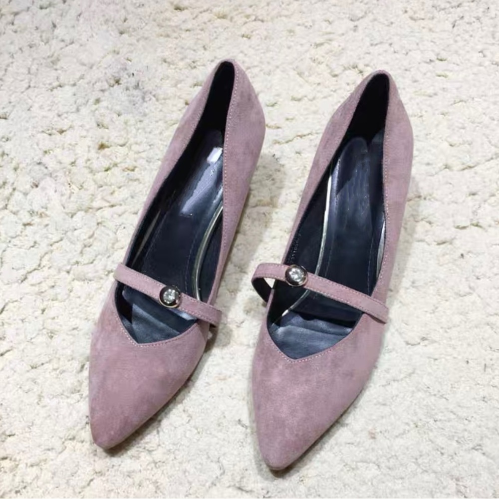 Pump shoes . Heeled shoes .